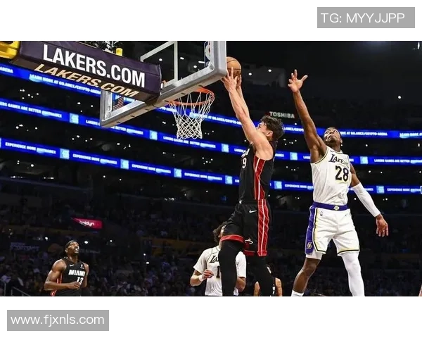 三球连续穿裆戏耍防守妙传助攻米勒高空接力暴扣点燃全场